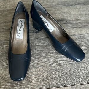 Caressa shoes crosstown collection Nvay blue pumps Leather size 9S